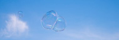 Mavi gökyüzünde sabun köpükleri 