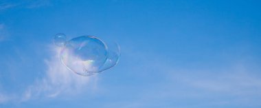 Mavi gökyüzünde sabun köpükleri 