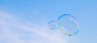 Mavi gökyüzünde sabun köpükleri 