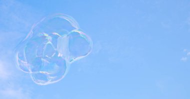 Mavi gökyüzünde sabun köpükleri 