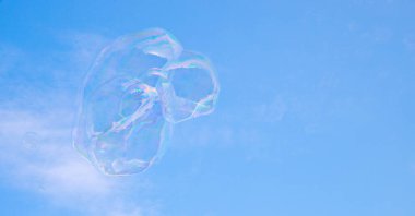 Mavi gökyüzünde sabun köpükleri 