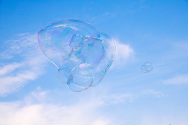 Mavi gökyüzünde sabun köpükleri 