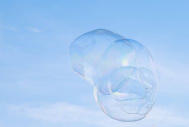 Mavi gökyüzünde sabun köpükleri 