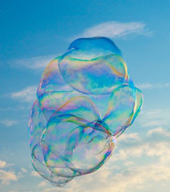 Mavi gökyüzünde sabun köpükleri 