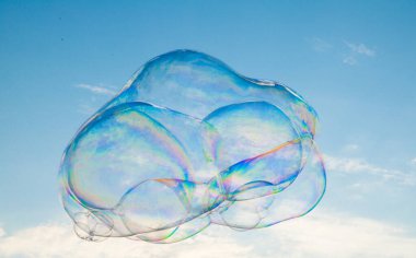 Mavi gökyüzünde sabun köpükleri 