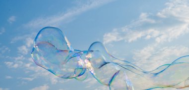 Mavi gökyüzünde sabun köpükleri 