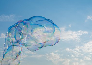 Mavi gökyüzünde sabun köpükleri 