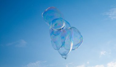 Mavi gökyüzünde sabun köpükleri 