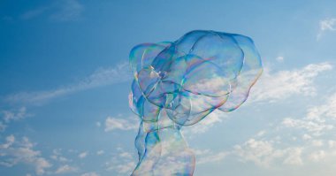 Mavi gökyüzünde sabun köpükleri 