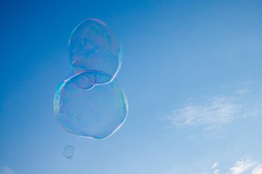 Mavi gökyüzünde sabun köpükleri 