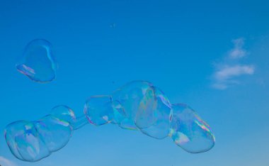 Mavi gökyüzünde sabun köpükleri 