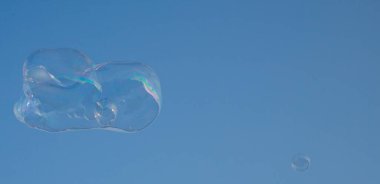 Mavi gökyüzünde sabun köpükleri 