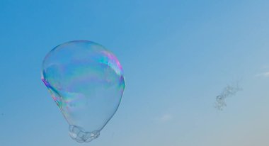 Mavi gökyüzünde sabun köpükleri 