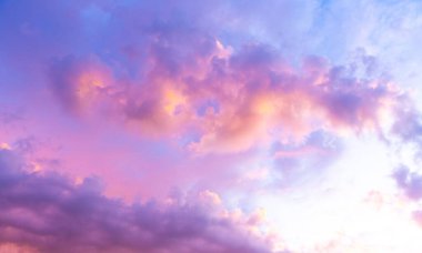 Pembe, mor ve mavi renklerin güzel bir şekilde harmanlandığı, gündüzün geceye geçişi gibi çarpıcı bir renk gösterisi gökyüzünde sergilenir. Bu doğal başyapıt huzuru çağrıştırıyor..