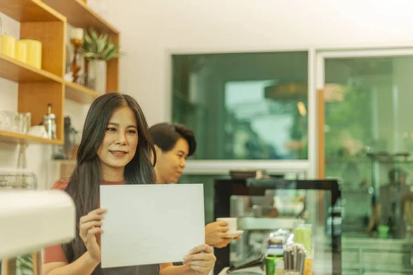 Néhány Női Lmbt Támogatja Egymást Egy Startup Kávézóban Két Étlapot — Stock Fotó