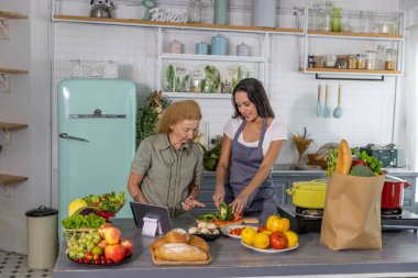 Yaşlı anne ve küçük kızı evde yemek hazırlamak için çevrimiçi yemek kursuna gidiyorlar. Anne ve kızı arasında iyi bir aile ilişkisi var.