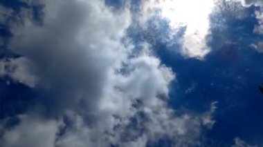 Bulutlu ve Güneş ışınlı güzel dramatik gökyüzü, hızlandırılmış zaman