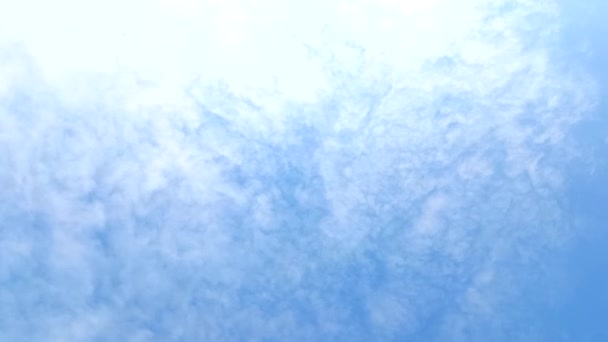 Witte Wolken Vliegen Blauwe Hemel — Stockvideo