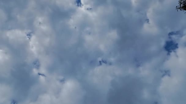 Dramatické Bílé Mraky Létající Modrém Nebi Sky Timelapse — Stock video