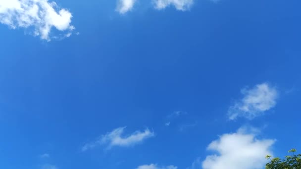 Weiße Wolken Fliegen Blauen Himmel — Stockvideo
