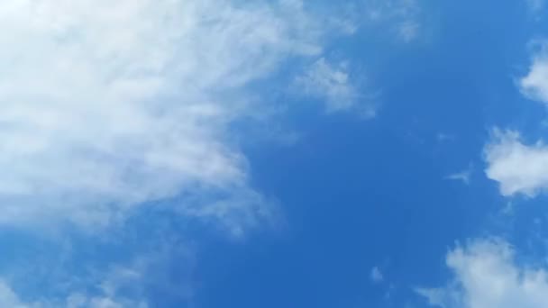 Nuvens Brancas Voando Céu Azul Sky Timelapse — Vídeo de Stock