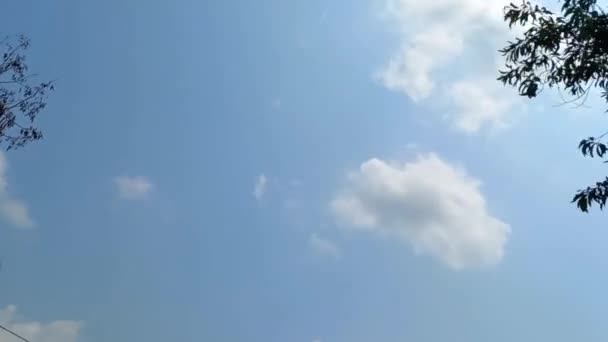 Nubes Blancas Volando Sobre Cielo Azul Timelapse — Vídeos de Stock