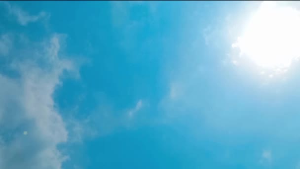晴れた日 青空を飛んで雲 空のタイムラプス — ストック動画