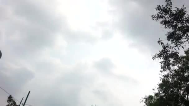 Wolken Fliegen Blauen Himmel — Stockvideo