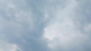 Ephemeral Gökyüzü: Büyüleyici Zamanda Hızla Hızlanan Bulutlar