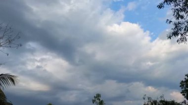 Mavi Gökte Yükselen Beyaz Bulutların Zaman Çizelgesi