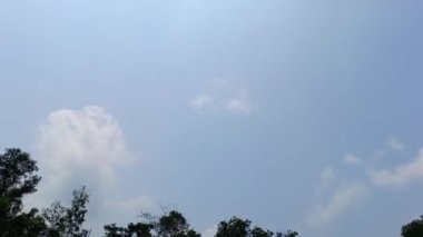 Mavi Gökte Uçan Beyaz Bulutlar)