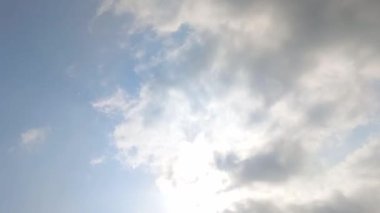 Sunny Serenade: Yumuşak Beyaz Bulutlar Mavi Gökyüzünde Yükseliyor)