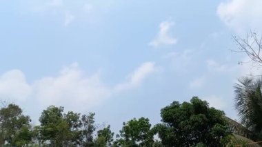 Mavi Gökyüzünde süzülen Beyaz Bulutlar)