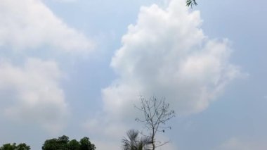 Yumuşak bulutlar uçuyor Mavi gökyüzünde, gökyüzü zaman ayarlı