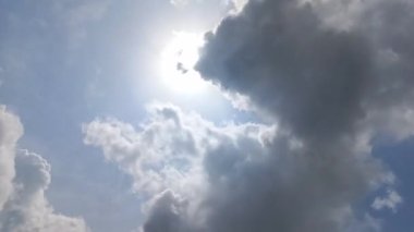 Güneşli Gökyüzü Zaman Ayarı ile Yuvarlanan Bulutlar.