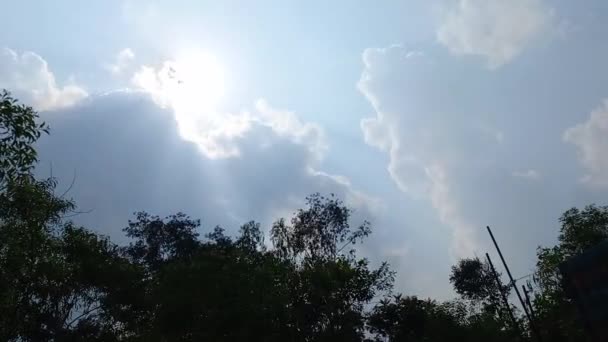 Dramatisk Himmel Med Moln Och Solstrålar Tiden Förfaller — Stockvideo
