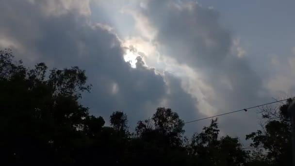 Słoneczny Dzień Czas Ucieka Chmur Poruszających Się Przez Błękitne Niebo — Wideo stockowe