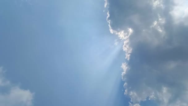 Λευκά Σύννεφα Εξαφανίζονται Στον Καυτό Ήλιο Στον Μπλε Ουρανό Ουρανός — Αρχείο Βίντεο
