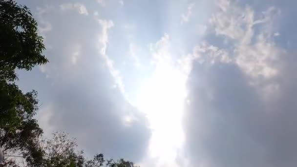 Dramatischer Himmel Mit Wolken Und Sonnenstrahlen Zeitraffer — Stockvideo
