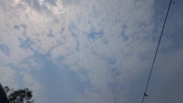 Timelapse Nuvole Bianche Che Volano Attraverso Cielo Blu — Video Stock