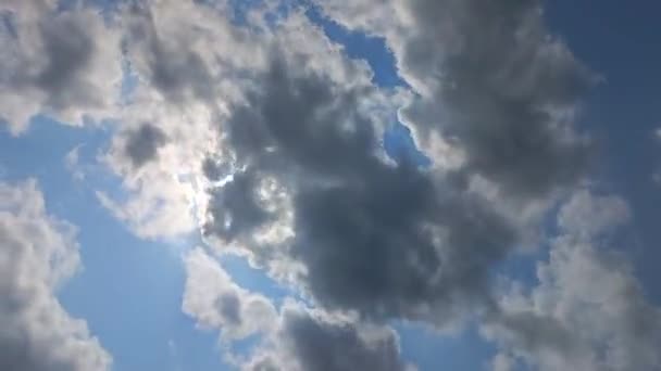 Dynamischer Zeitraffer Himmel Dramatische Wolken Und Sonnenstrahlen — Stockvideo