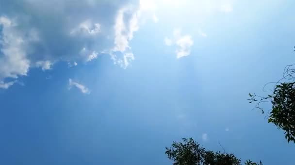 Dramatické Modré Nebe Mraky Slunečními Paprsky Časový Odstup — Stock video