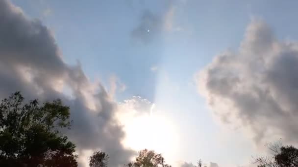 Dramatischer Goldhimmel Mit Wolken Und Sonnenstrahlen Zeitraffer — Stockvideo