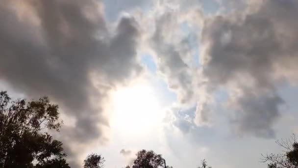 Schöner Dramatischer Himmel Mit Wolken Und Sonnenstrahlen Zeitraffer — Stockvideo