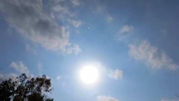 Lapso Tempo Nuvens Cumulus Rolando Tarde Através Céu Azul Brilhante — Vídeo de Stock