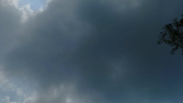 Dunkle Gewitterwolken Einem Sonnigen Tag Dramatischer Zeitraffer Himmel — Stockvideo