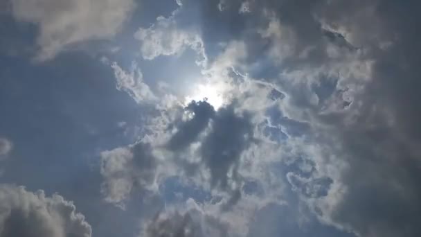 Dramatischer Himmel Mit Wolken Und Sonnenstrahlen Zeitraffer — Stockvideo