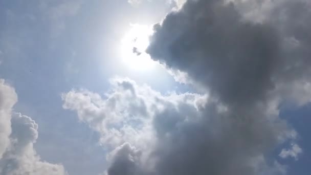 Rollende Wolken Mit Sonnigem Himmel Zeitraffer — Stockvideo