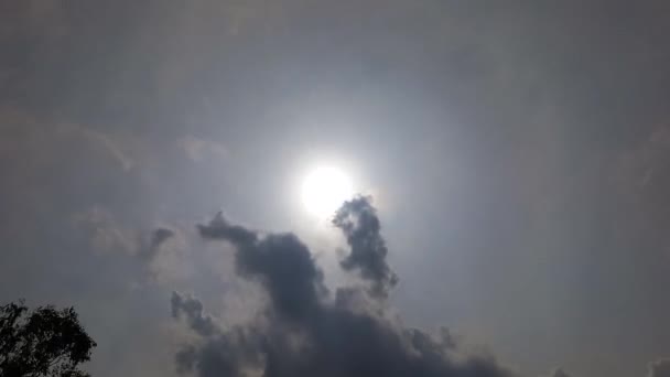 Wolken Ziehen Schnell Sonniger Tag Himmel Zeitraffer — Stockvideo