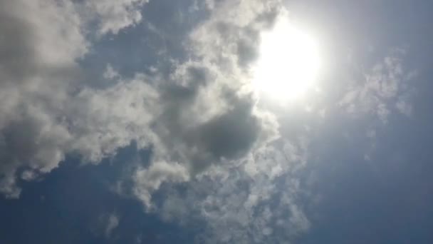 Solskinsdag Tidshorisont Skyer Bevæger Sig Gennem Blå Himmel – Stock-video